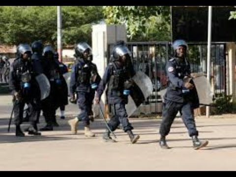 La Police Tue deux Manifestants et Brutalise un Journaliste