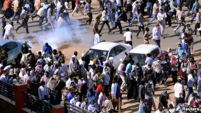 La Police Brutalise des Manifestants et Paralyse une Manifestation Pacifique