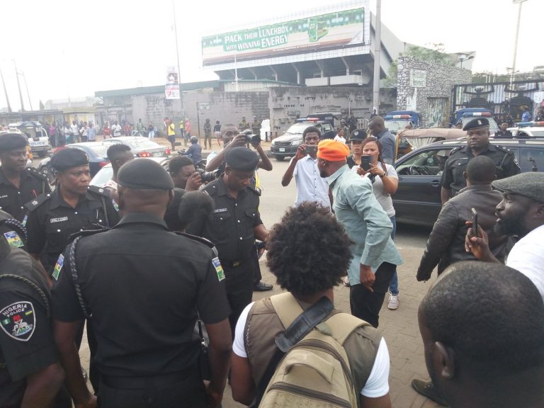 Les Forces de Sécurité Arrêtent et Intimident des Manifestants en Violation Flagrante du Droit à la Liberté de Réunion