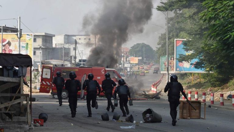 5 Morts, des Dizaines de Blessés dans la Crise Politique en Côte d’Ivoire