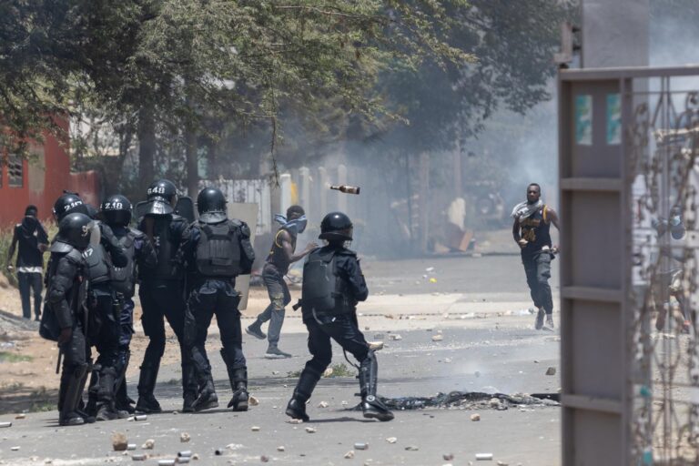 Sénégal : Journaliste critique, opposants arrêtés, parti d’opposition dissous, l’internet coupé